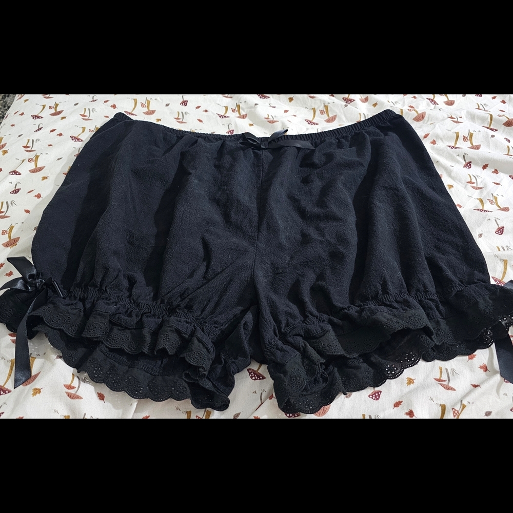 Bloomers - Picture 7 of 15